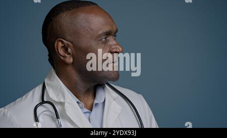 Gros plan réussi homme afro-américain souriant médecin travailleur médical employé de santé homme portrait cardiologue thérapeute pédiatre dentiste Banque D'Images