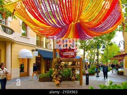 Crâne en papier géant mâché peint sur une immense chaise pour Halloween ou Day of the Dead dehors dans le centre commercial Las Rozas Village Madrid Espagne Banque D'Images