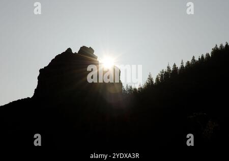 Lever de soleil derrière le Morro de Pajonales. Le parc rural de Nublo. Tejeda. Gran Canaria. Îles Canaries. Espagne. Banque D'Images