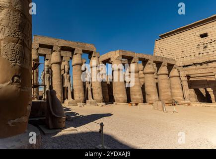 Louxor, Égypte ; 16 janvier 2024 : les secrets du puissant Dieu Amon-Rê dans le Temple de Louxor avec ses statues colossales et ses reliefs qui racontent le Banque D'Images