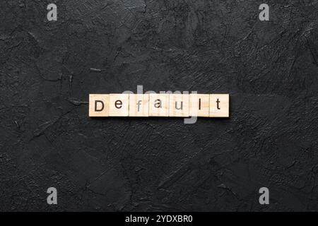 Mot écrit par défaut sur une cale en bois. par défaut le texte sur table, concept. Banque D'Images