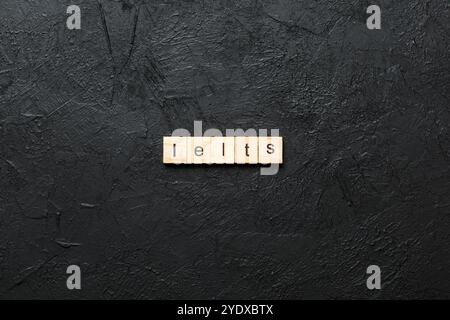 Mot IELTS écrit sur bloc de bois. Texte IELTS sur table, concept. Banque D'Images