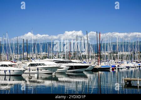 Bateaux de plaisance amarrés à la marina de Port plaisance le long du lac Léman, à Genève, en Suisse. Banque D'Images