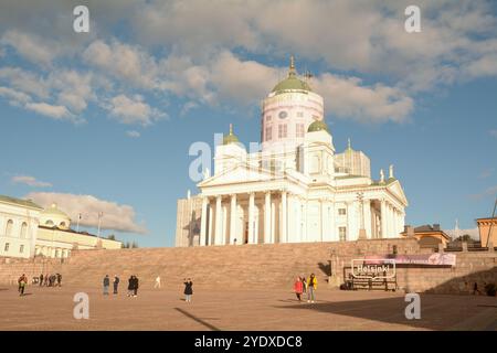 Touristes à la cathédrale d'Helsinki par Carl Ludvig Engel, Ernst Lohrmann - C'est la cathédrale évangélique luthérienne finlandaise à Helsinki, Finlande Banque D'Images