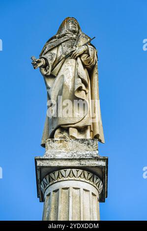 Avila, Espagne - 11 février 2023 : ancienne statue médiévale de Santa Teresa dans la vieille ville. Banque D'Images