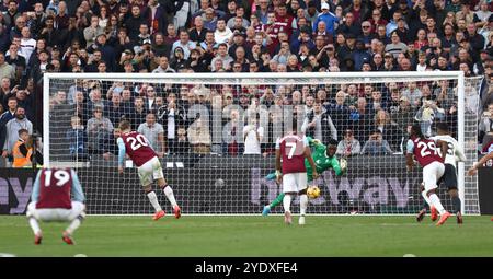 Jarrod Bowen de West Ham marque un penalty devant le gardien de but André Onana du Manchester United Banque D'Images