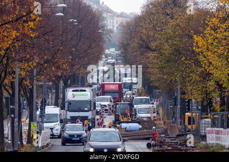 Berlin, Allemagne. 28 octobre 2024. Un long embouteillage s'est formé sur Bornholmer Straße pendant l'heure de pointe du matin en raison de travaux de voirie et de la réduction de deux voies à une. Crédit : Soeren Stache/dpa/ZB/dpa/Alamy Live News Banque D'Images