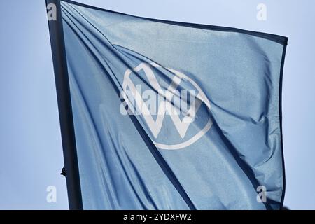 VW-Zeichen auf der Fahne eines Autohändlers, Symbolfoto VW-Krise *** signe VW sur le drapeau d'un concessionnaire automobile, photo symbolique VW Crisis Banque D'Images