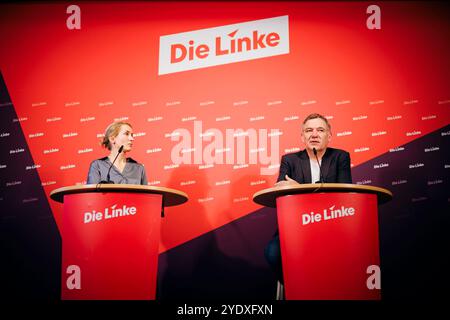 Jan van Aken und Ines Schwerdtner, Vorsitzenden der Partei Die Linke, aufgenommen im Rahmen einer Pressekonferenz in Berlin, 28.10.2024. Berlin Deutschland *** Jan van Aken et Ines Schwerdtner, présidente du Parti de gauche, lors d'une conférence de presse à Berlin, 28 10 2024 Berlin Allemagne Copyright : xFelixxZahnx Banque D'Images