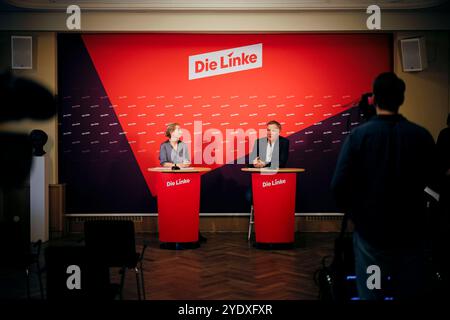 Jan van Aken und Ines Schwerdtner, Vorsitzenden der Partei Die Linke, aufgenommen im Rahmen einer Pressekonferenz in Berlin, 28.10.2024. Berlin Deutschland *** Jan van Aken et Ines Schwerdtner, présidente du Parti de gauche, lors d'une conférence de presse à Berlin, 28 10 2024 Berlin Allemagne Copyright : xFelixxZahnx Banque D'Images