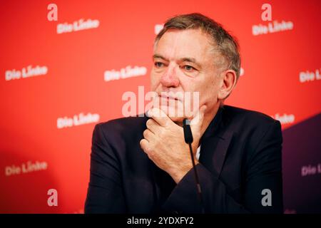 Jan van Aken, Vorsitzender der Partei Die Linke, aufgenommen im Rahmen einer Pressekonferenz in Berlin, 28.10.2024. Berlin Deutschland *** Jan van Aken, président du Parti de gauche, lors d'une conférence de presse à Berlin, 28 10 2024 Berlin Allemagne Copyright : xFelixxZahnx Banque D'Images