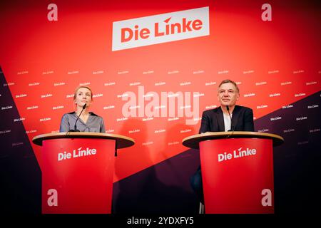 Jan van Aken und Ines Schwerdtner, Vorsitzenden der Partei Die Linke, aufgenommen im Rahmen einer Pressekonferenz in Berlin, 28.10.2024. Berlin Deutschland *** Jan van Aken et Ines Schwerdtner, présidente du Parti de gauche, lors d'une conférence de presse à Berlin, 28 10 2024 Berlin Allemagne Copyright : xFelixxZahnx Banque D'Images