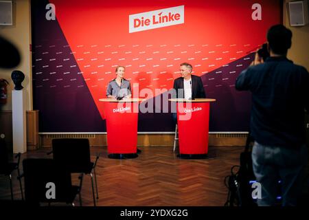 Jan van Aken und Ines Schwerdtner, Vorsitzenden der Partei Die Linke, aufgenommen im Rahmen einer Pressekonferenz in Berlin, 28.10.2024. Berlin Deutschland *** Jan van Aken et Ines Schwerdtner, présidente du Parti de gauche, lors d'une conférence de presse à Berlin, 28 10 2024 Berlin Allemagne Copyright : xFelixxZahnx Banque D'Images