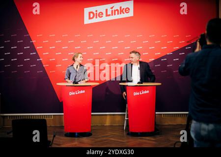 Jan van Aken und Ines Schwerdtner, Vorsitzenden der Partei Die Linke, aufgenommen im Rahmen einer Pressekonferenz in Berlin, 28.10.2024. Berlin Deutschland *** Jan van Aken et Ines Schwerdtner, présidente du Parti de gauche, lors d'une conférence de presse à Berlin, 28 10 2024 Berlin Allemagne Copyright : xFelixxZahnx Banque D'Images