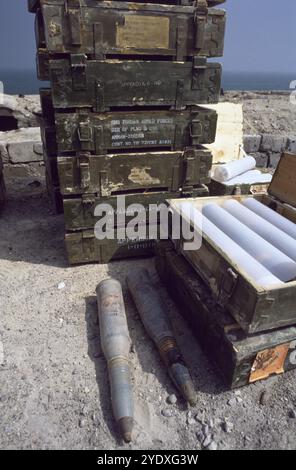 Première Guerre du Golfe : 10 mars 1991 abandon des caisses de munitions jordaniennes de l'armée irakienne sur la plage d'Anjafa à Koweït City. Banque D'Images