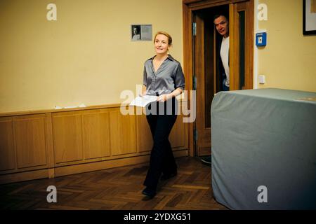 Jan van Aken und Ines Schwerdtner, Vorsitzenden der Partei Die Linke, aufgenommen im Rahmen einer Pressekonferenz in Berlin, 28.10.2024. Berlin Deutschland *** Jan van Aken et Ines Schwerdtner, présidente du Parti de gauche, lors d'une conférence de presse à Berlin, 28 10 2024 Berlin Allemagne Copyright : xFelixxZahnx Banque D'Images