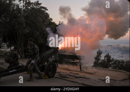Athènes, Grèce. 28 octobre 2024. Les soldats grecs tirent un canon sur la ville d'Athènes, tandis que l'Acropole peut être vu en arrière-plan, lors des célébrations marquant le jour de l'OHI, fête nationale grecque. La Journée de l'OHI commémore le rejet par le premier ministre grec Ioannis Metaxas de l'ultimatum lancé par le dictateur italien Benito Mussolini le 28 octobre 1940 et la contre-attaque hellénique subséquente contre les forces italiennes d'invasion. (Photo de Dimitris Aspiotis/Pacific Press) crédit : Pacific Press Media production Corp./Alamy Live News Banque D'Images
