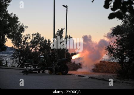 Athènes, Grèce. 28 octobre 2024. Les soldats grecs tirent un canon sur la ville d'Athènes pendant les célébrations marquant le jour de l'OHI, fête nationale grecque. La Journée de l'OHI commémore le rejet par le premier ministre grec Ioannis Metaxas de l'ultimatum lancé par le dictateur italien Benito Mussolini le 28 octobre 1940 et la contre-attaque hellénique subséquente contre les forces italiennes d'invasion. (Photo de Dimitris Aspiotis/Pacific Press) crédit : Pacific Press Media production Corp./Alamy Live News Banque D'Images