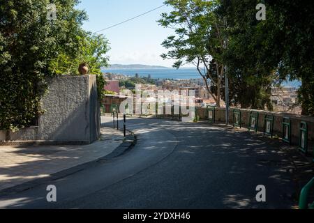 Messine, Italie - 22 mai 2024 : vue sur le paysage urbain. Route vide au premier plan. Banque D'Images