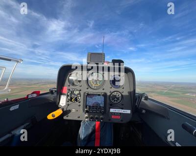 Vue du pilote depuis le siège arrière d'un planeur hautes performances Schempp-Hirth Duo Discus XLT en vol. Tableau de bord et jauges visibles. Banque D'Images