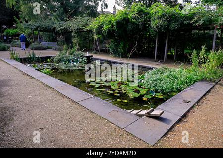 Henrietta Park / Gardens and the étang at HE Garden of Remembrance (1956), Bath, Somerset, Royaume-Uni Banque D'Images