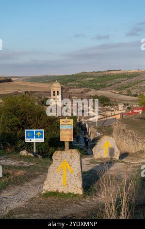 Hortanas, Espagne : 2024 septembre 17 : les pèlerins arrivent à la ville de Hortanas à Burgos sur l'étape Hornillos du Camino à Catrojeriz en 2024. Banque D'Images