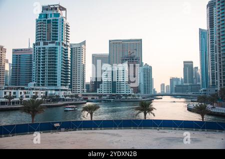 Dubaï, Émirats arabes Unis - 17 octobre 2016 : gratte-ciel modernes et vue sur la marina de Dubaï au coucher du soleil. Banque D'Images