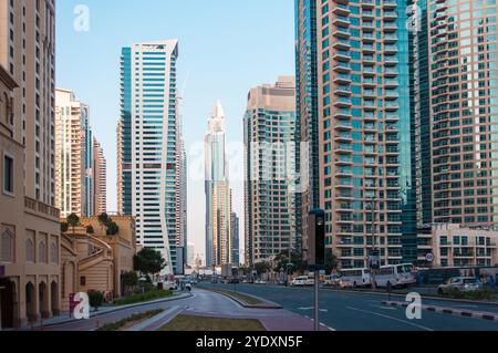 Dubaï, Émirats arabes Unis - 17 octobre 2016 : vue sur les gratte-ciel modernes bordant une rue dans le centre-ville animé. Banque D'Images