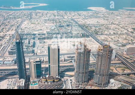 Dubaï, Émirats arabes Unis - 17 octobre 2016 : vue aérienne des gratte-ciels modernes et du paysage urbain avec le golfe Persique en arrière-plan. Banque D'Images