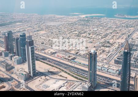 Dubaï, Émirats arabes Unis - 17 octobre 2016 : vue aérienne des gratte-ciel et du paysage urbain près de la côte. Banque D'Images