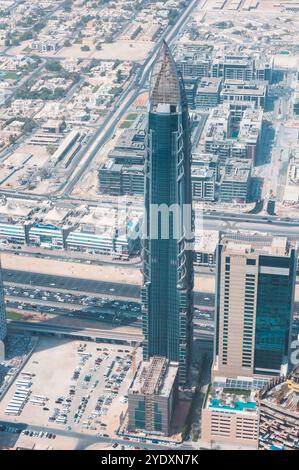 Dubaï, Émirats arabes Unis - 17 octobre 2016 : vue aérienne d'un gratte-ciel moderne au milieu du paysage urbain. Banque D'Images