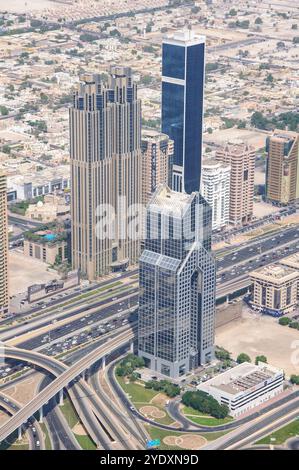 Dubaï, Émirats arabes Unis - 17 octobre 2016 : vue aérienne des gratte-ciels et autoroutes emblématiques dans le paysage urbain animé. Banque D'Images