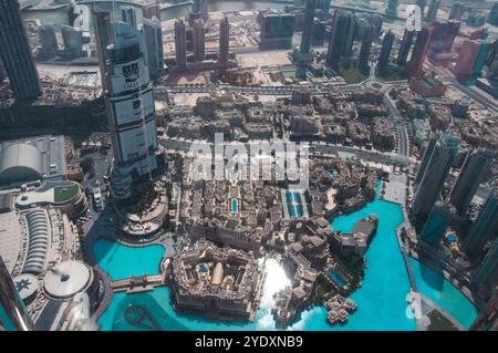 Dubaï, Émirats arabes Unis - 17 octobre 2016 : vue aérienne de l'architecture moderne de la ville et des aménagements luxueux du front de mer. Banque D'Images