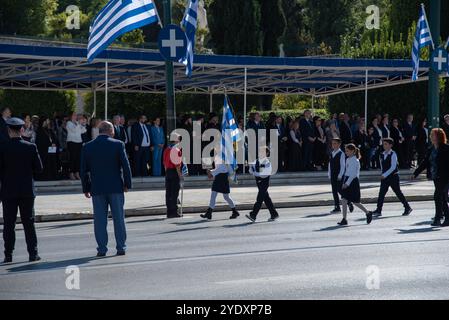 Athènes, Grèce. 28 octobre 2024. Athènes, Grèce, 28 octobre 2024. Des étudiants de plus de 200 écoles d'Athènes, Grèce ont participé au défilé pour la célébration nationale le 28 octobre 2024. (Photo de Kostas Galanis/Sipa USA) crédit : Sipa USA/Alamy Live News Banque D'Images