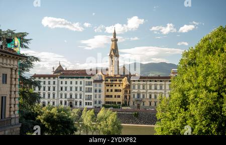 Florence, Italie - 31 mai 2024 : la flèche de la basilique Santa Croce de Florence jette un coup d'œil derrière les maisons. Banque D'Images