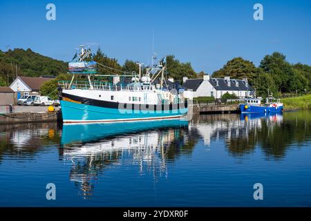 Bateaux amarrés dans le bassin de Corpach, entrée du canal calédonien, à Corpach près de Fort William à Lochaber, Highlands écossais, Écosse Banque D'Images