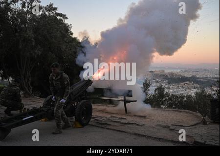 Athènes, Grèce. 28 octobre 2024. Les soldats grecs tirent un canon sur la ville d'Athènes, tandis que l'Acropole peut être vu en arrière-plan, lors des célébrations marquant le jour de l'OHI, fête nationale grecque. La Journée de l'OHI commémore le rejet par le premier ministre grec Ioannis Metaxas de l'ultimatum lancé par le dictateur italien Benito Mussolini le 28 octobre 1940 et la contre-attaque hellénique subséquente contre les forces italiennes d'invasion. (Crédit image : © Dimitris Aspiotis/Pacific Press via ZUMA Press Wire) USAGE ÉDITORIAL SEULEMENT! Non destiné à UN USAGE commercial ! Banque D'Images