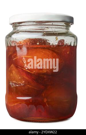 bouteille d'ambarella ou de confiture de prunes de juin ou de marmelade fond blanc isolé, modèle de maquette de dessert tropical doux aromatisé dans un pot transparent Banque D'Images