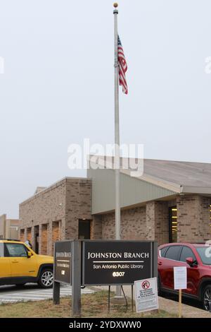 San Antonio, États-Unis. 28 octobre 2024. Un drapeau américain est affiché dans le coin avant de la Johnston Branch Library, à San Antonio, Texas, USA, le 28 octobre, 2024. lors du vote anticipé, la bibliothèque sert de lieu de vote. Le jeudi 24 octobre, un homme a frappé à coups de poing un agent de vote à la bibliothèque Johnston Branch. L’homme portait un chapeau Trump et on lui a dit de l’enlever. La loi du Texas limite ce qui peut et ne peut pas être porté sur les sites de vote. La loi du Texas interdit le port d'articles qui approuvent les candidats. (Photo de Carlos Kosienski/Sipa USA) crédit : Sipa USA/Alamy Live News Banque D'Images