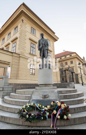 Sculpture en bronze de Tomas Garrigue Masaryk, premier président de la Tchécoslovaquie de 1918 à 1935, installée sur la place Hradcany du château de Prague à Prague Banque D'Images