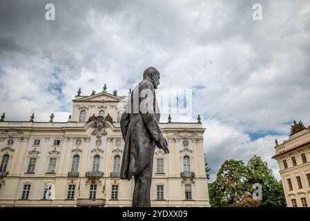 Sculpture en bronze de Tomas Garrigue Masaryk, premier président de la Tchécoslovaquie de 1918 à 1935, installée sur la place Hradcany du château de Prague à Prague Banque D'Images