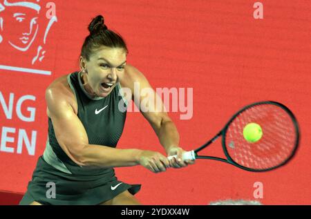 Hong Kong, Chine. 28 octobre 2024. Simona Halep de Roumanie fait son retour lors de la ronde de simple féminine de 32 contre Yuan Yue de Chine au WTA250 Hong Kong Tennis Open à Hong Kong, Chine du Sud, 28 octobre 2024. Crédit : LO Ping FAI/Xinhua/Alamy Live News Banque D'Images