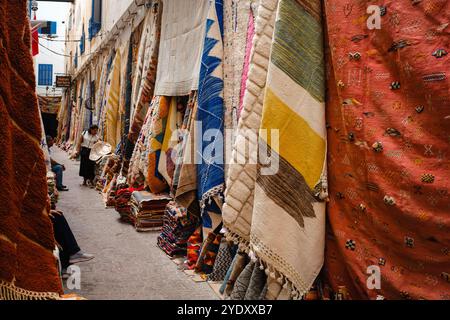 Vibrant Essaouira : explorez le monde coloré des tapis marocains dans le souk animé de la médina. Banque D'Images