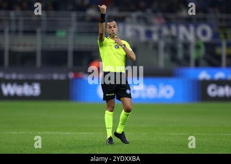 Milan, Italie. 27 octobre 2024. L'arbitre officiel Marco Guida fait des gestes lors du match de Serie A entre le FC Internazionale et la Juventus FC au Stadio Giuseppe Meazza le 27 octobre 2024 à Milan Italie . Crédit : Marco Canoniero/Alamy Live News Banque D'Images