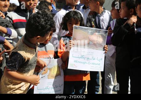 Des dizaines d’enfants manifestent dans la ville de Taiz, dans le sud-ouest du Yémen, condamnant la guerre en cours dans la ville et dans le pays depuis le début de 2015, et exigeant de toutes les parties qu’elles cessent les combats. Les enfants de l'école Badr Al-Ahlia, dans le centre de la ville, ont hissé des banderoles illustrant leurs souffrances à Taiz, assiégée par les rebelles houthis et leurs forces alliées fidèles à l'ancien président Ali Abdullah Saleh depuis août 2015. L'ONG Organisation nationale pour le développement de la santé a organisé l'événement en conjonction avec la Journée mondiale de l'enfance pour mettre en valeur le SUF Banque D'Images