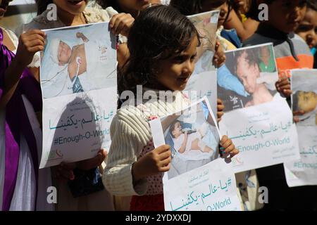 Des dizaines d’enfants manifestent dans la ville de Taiz, dans le sud-ouest du Yémen, condamnant la guerre en cours dans la ville et dans le pays depuis le début de 2015, et exigeant de toutes les parties qu’elles cessent les combats. Les enfants de l'école Badr Al-Ahlia, dans le centre de la ville, ont hissé des banderoles illustrant leurs souffrances à Taiz, assiégée par les rebelles houthis et leurs forces alliées fidèles à l'ancien président Ali Abdullah Saleh depuis août 2015. L'ONG Organisation nationale pour le développement de la santé a organisé l'événement en conjonction avec la Journée mondiale de l'enfance pour mettre en valeur le SUF Banque D'Images