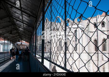 Passerelle surélevée avec les touristes de l'ascenseur Santa Justa à Lisbonne avec vue sur l'église Carmo, Portugal Banque D'Images