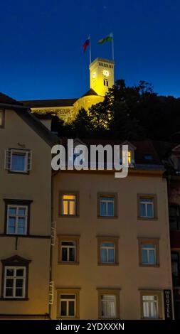 Ljubljana, Slovénie : juillet 3,2024 : vue du château depuis le centre-ville de Ljubljana pendant la nuit en été 2024. Banque D'Images