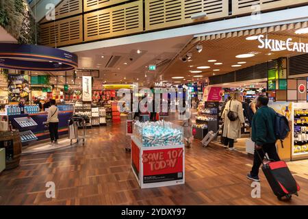 Les gens à l'intérieur de la boutique duty free à l'aéroport de Copenhague. Copenhague, Danemark - 25 octobre 2024 Banque D'Images