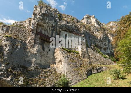 Vitus Chapel, préparé Veitskapelle, petite chapelle dans une niche rocheuse dans l'Isteiner Klotz, Efringen-Kirchen, Baden-Wuerttemberg, Allemagne Banque D'Images